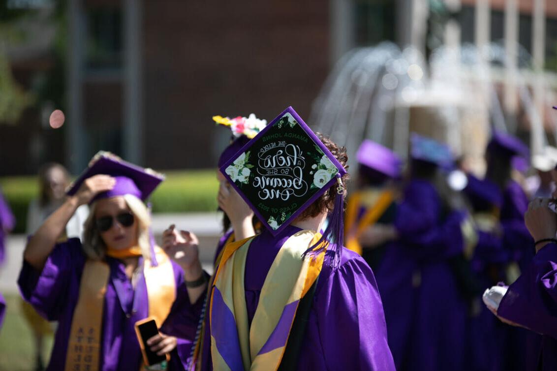 一个女人的毕业帽上写着: 
