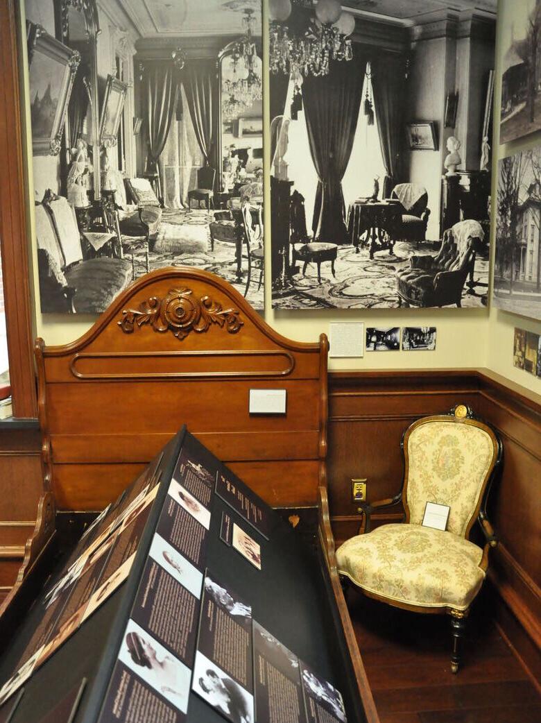 马克·吐温避暑别墅的照片和文物在马克·吐温展览中展出